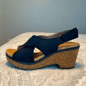 Collection by Clarks Giselle Cove Sandals
Size 8.5 M
Color: Navy